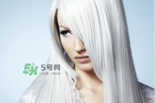 頭發(fā)白是什么原因引起的？頭發(fā)白吃什么能變黑？