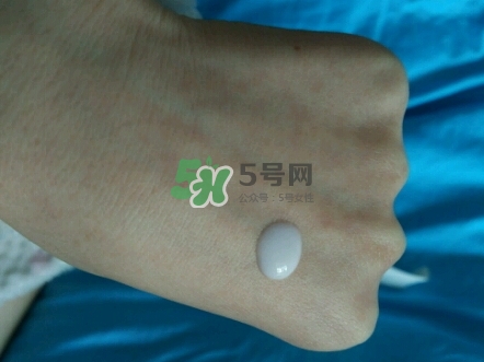 olay淡斑小白瓶和olay光感小白瓶哪個(gè)好？