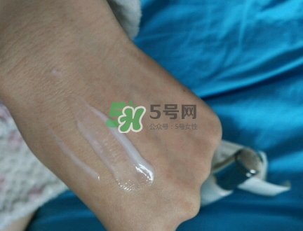 olay淡斑小白瓶和olay光感小白瓶哪個(gè)好？