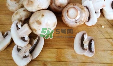 口蘑里面是黑色正常嗎？口蘑需要焯水嗎