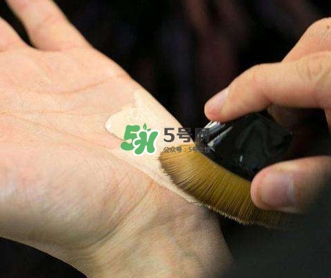 植村秀55號粉底刷好用嗎？植村秀55零刷痕粉底刷怎么用
