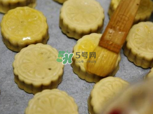 烤月餅刷蛋液還是蛋黃？月餅刷蛋液是全蛋液嗎？