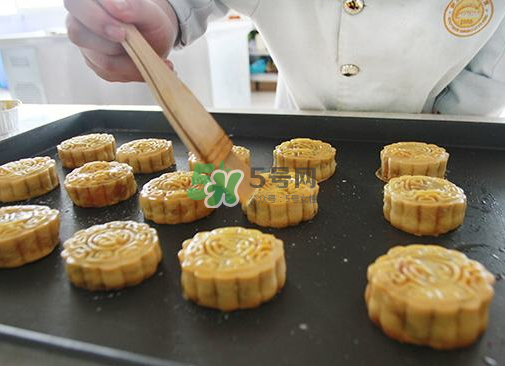 烤月餅刷蛋液還是蛋黃？月餅刷蛋液是全蛋液嗎？