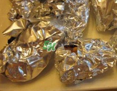 錫箔紙可以放微波爐嗎？錫箔紙可以放入烤箱嗎
