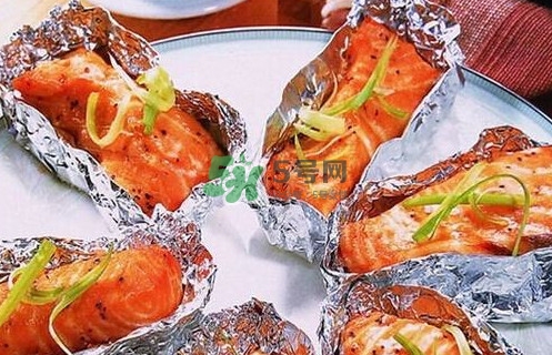 錫箔紙可以放微波爐嗎？錫箔紙可以放入烤箱嗎