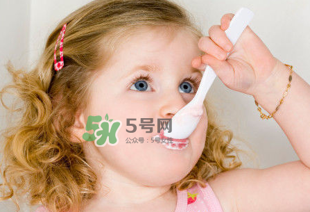 一歲后的寶寶如何喂養(yǎng)？寶寶喝牛奶好嗎？