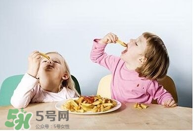 兒童健康飲食是無油無鹽無糖嗎？?jī)和嬍辰】敌〕ＷR(shí)
