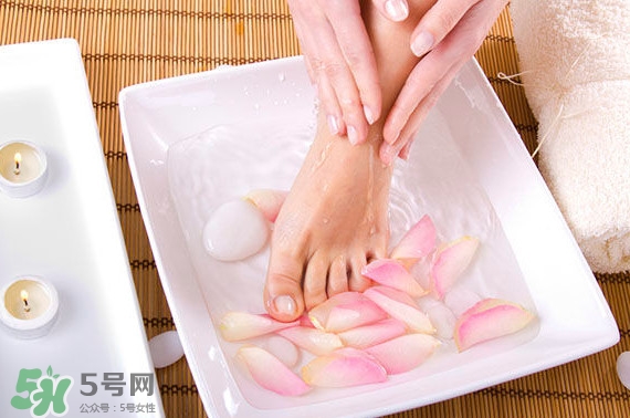 醋泡腳能治療灰指甲嗎？醋泡腳能治足跟痛嗎