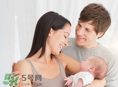 抱新生兒可以晃動嗎？抱新生兒的正確方法圖
