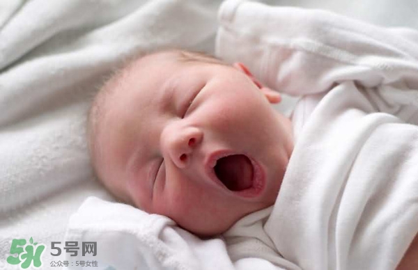 寶寶驚厥是什么癥狀？如何區(qū)別寶寶驚厥和驚跳？