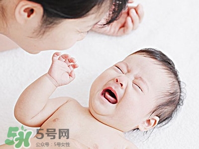 寶寶驚跳是什么癥狀？寶寶驚跳反應(yīng)怎么安撫？