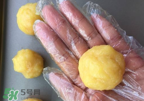 蛋黃酥油皮怎么揉出膜？蛋黃酥油皮不出膜怎么辦？