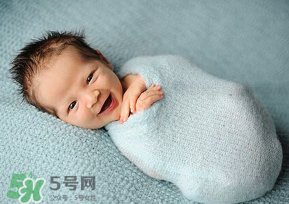 剪臍帶時(shí)寶寶會(huì)不會(huì)疼？剪臍帶寶寶疼嗎？