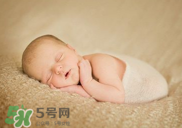 剪臍帶時(shí)寶寶會(huì)不會(huì)疼？剪臍帶寶寶疼嗎？