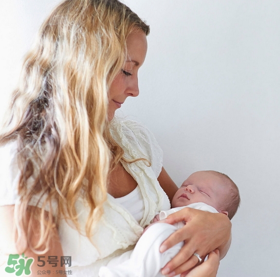 新生寶寶怎么抱？新生寶寶可以豎著抱嗎？
