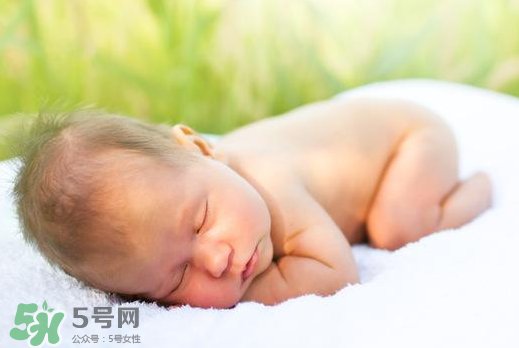 寶寶曬太陽后出濕疹正常嗎？寶寶曬太陽會出濕疹嗎？
