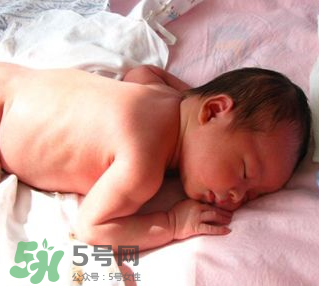 寶寶曬太陽后出濕疹正常嗎？寶寶曬太陽會出濕疹嗎？