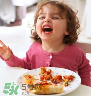 怎么培養(yǎng)寶寶自己吃飯？如何培養(yǎng)寶寶自己吃飯