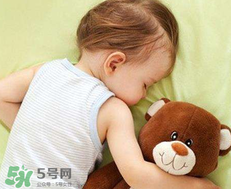 怎么樣培養(yǎng)寶寶自己入睡？怎么樣培養(yǎng)寶寶整夜睡覺(jué)？
