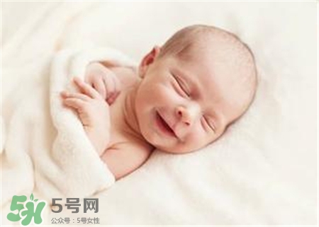 寶寶驚跳是什么癥狀？寶寶驚跳反應(yīng)怎么安撫？