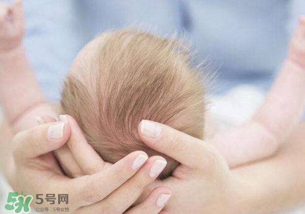 新生寶寶幾個月可以豎著抱？寶寶豎著抱的正確姿勢