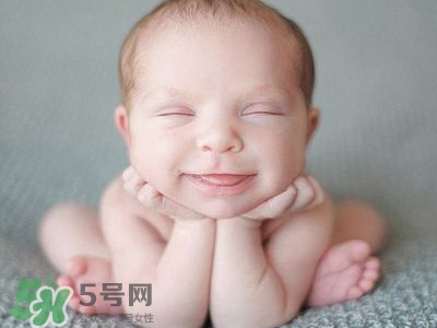 寶寶剛出生可以喝奶粉嗎？剛出生的寶寶喝多少奶粉？