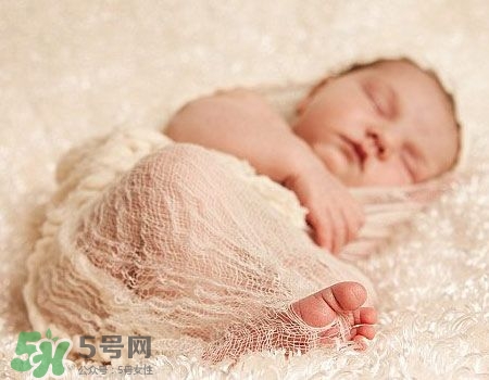 寶寶剛出生可以喝奶粉嗎？剛出生的寶寶喝多少奶粉？