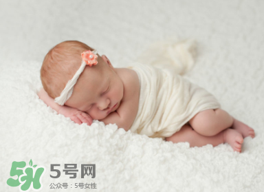 寶寶驚跳是什么癥狀？寶寶驚跳反應(yīng)怎么安撫？