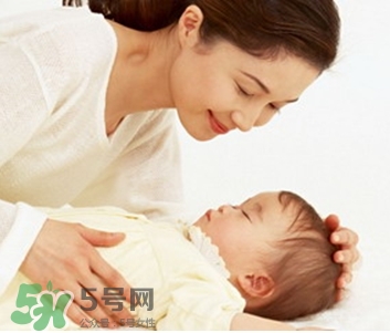 寶寶驚跳是什么癥狀？寶寶驚跳反應(yīng)怎么安撫？