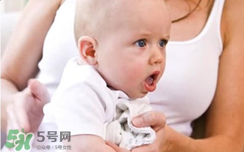 新生兒吐奶是什么原因？新生兒吐奶從鼻子出來怎么回事？