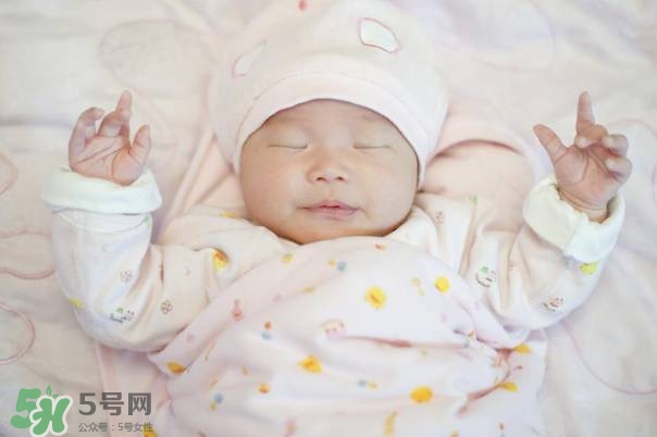 寶寶剛出生可以喝奶粉嗎？剛出生的寶寶喝多少奶粉？