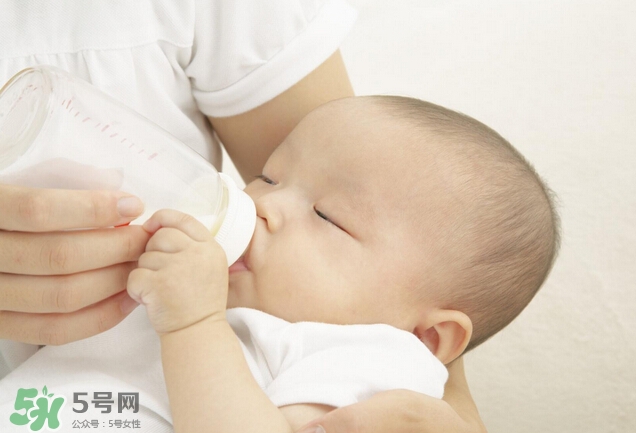 新生兒吐奶是什么原因？新生兒吐奶從鼻子出來怎么回事？