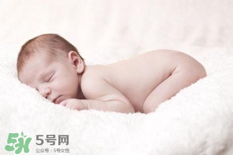 寶寶驚跳是什么癥狀？寶寶驚跳反應(yīng)怎么安撫？