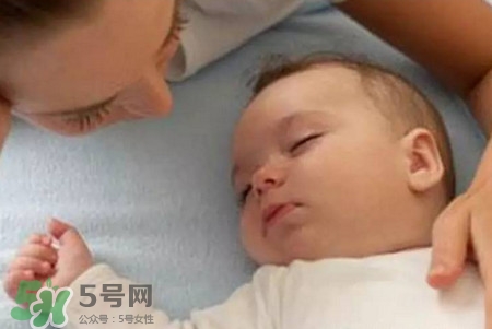 寶寶驚跳反應什么時候消失？寶寶驚跳反射太頻繁怎么辦？