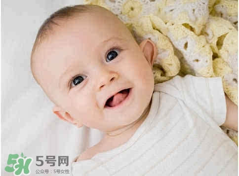寶寶剛出生可以喝奶粉嗎？剛出生的寶寶喝多少奶粉？