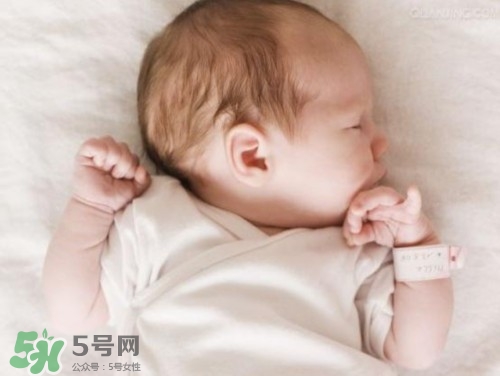 寶寶驚跳反應什么時候消失？寶寶驚跳反射太頻繁怎么辦？