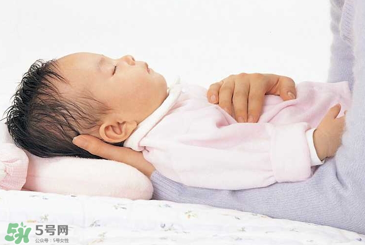 新生寶寶怎么抱？新生寶寶可以豎著抱嗎？