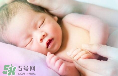 新生寶寶幾個月可以豎著抱？寶寶豎著抱的正確姿勢