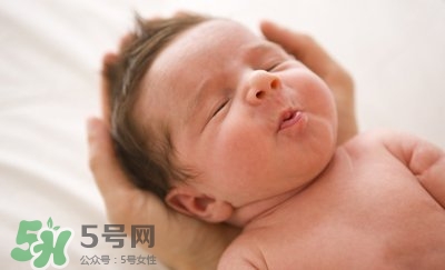 新生兒吐奶是什么原因？新生兒吐奶從鼻子出來怎么回事？