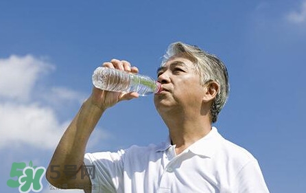 國家飲用水標(biāo)準(zhǔn)是什么？飲用水和礦泉水的區(qū)別