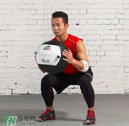 藥球深蹲怎么做？藥球深蹲訓(xùn)練方法