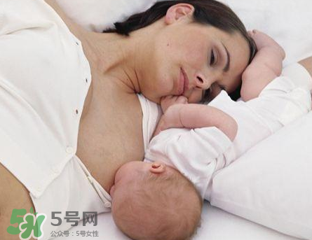 新生兒嗜睡吃奶量少要緊嗎？新生兒吃奶量少怎么辦？