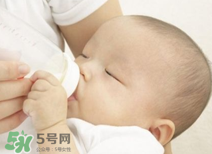新生兒嗜睡吃奶量少要緊嗎？新生兒吃奶量少怎么辦？