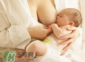 新生兒嗜睡吃奶量少要緊嗎？新生兒吃奶量少怎么辦？