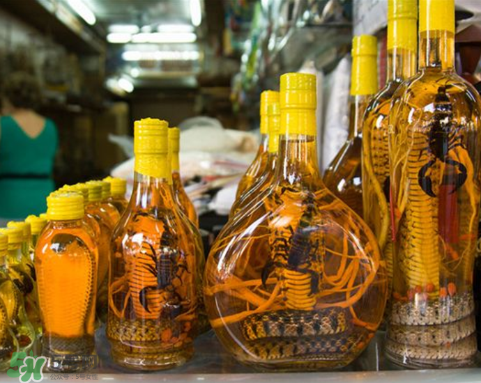 毒蛇泡在酒里為什么不死？毒蛇泡酒不死是什么原因？