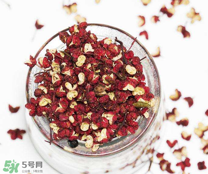 花椒泡腳能治白發(fā)嗎？花椒泡腳白發(fā)能轉(zhuǎn)黑嗎？