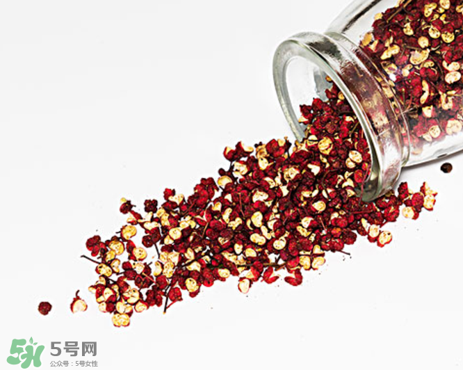 花椒泡腳能治白發(fā)嗎？花椒泡腳白發(fā)能轉(zhuǎn)黑嗎？