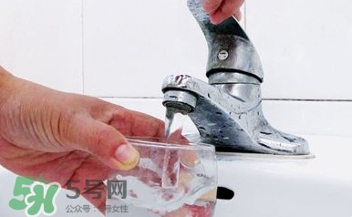 自來水為什么不能直接喝？自來水洗過的水果為什么可以吃？