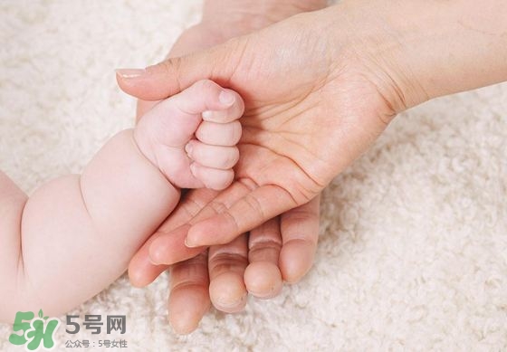 未滿月的寶寶可以剪指甲嗎？寶寶多久剪一次指甲？