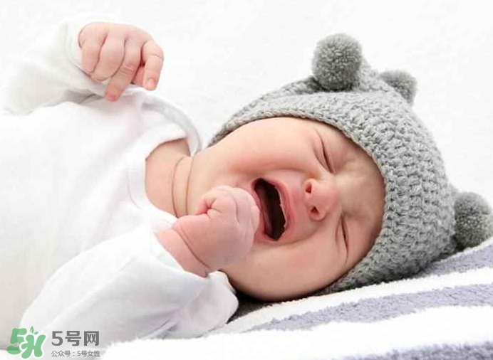 寶寶晚上哭鬧是怎么回事？寶寶晚上哭鬧不睡覺怎么辦？